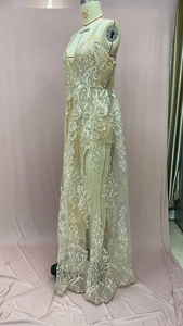 Détail de la robe de soirée champagne avec broderie en dentelle blanche et col en V