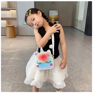 Dettaglio borsa unicorno per bambini con finitura olografica e pompon colorato morbido