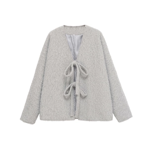 Minimalistische graue langärmlige Fleecejacke mit stylischen Bindeschleifen auf weißem Grund