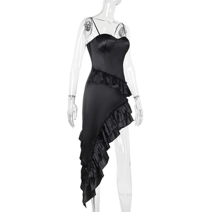 Vue latérale de la robe nuisette en satin noir avec un ourlet à volants asymétrique