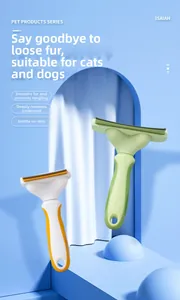 Détail macro d'une brosse de toilettage ergonomique avec dents métalliques pour les poils