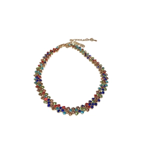 Collana a rombo con strass multicolore su base dorata e catenella di estensione regolabile