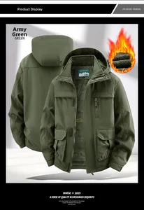 Vista fronte e retro del parka verde militare con fodera in pile e ampie tasche