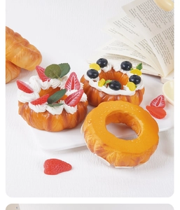 Detail von realistisch künstlichem Donut-Brot mit Sahne Erdbeer und Blaubeer Toppings