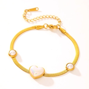 Bracelet chaîne serpent dorée avec cœur iridescent et perles sur fond blanc