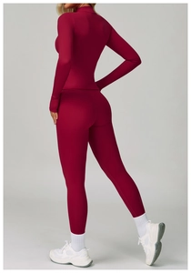 Dettaglio del set yoga bordeaux con leggings a vita alta e giacca slim con cerniera