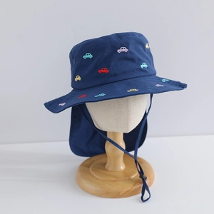 Details von dunkelblauem Kinder-Sonnenhut mit Auto-Stickerei und Nackenschutz