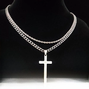 Dettaglio della collana a doppio strato argentata con croce e catena a corda intrecciata