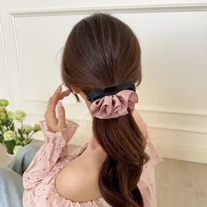 Pince à cheveux banane à nœud en satin élégant avec bord plissé en mousseline rose