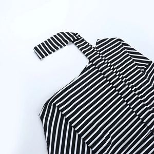 Détail du haut asymétrique à rayures noires et blanches avec tissu côtelé et coutures