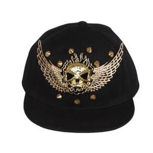 Schwarze Hip-Hop Snapback Cap mit goldenem Metall-Totenkopf, Flügeln und Punk-Nieten