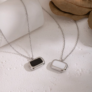 Détails de colliers argentés minimalistes avec pendentifs rectangulaires émaillés