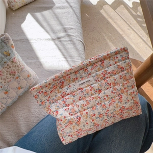 Beauty case trapuntato in cotone con stampa floreale e dettaglio etichetta 'simple wish'