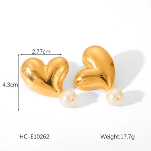 Detailed size specifications of gold heart pearl earrings measuring 2.77cm by 4.3cm