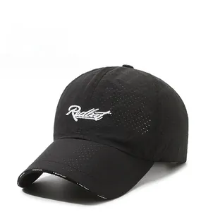 Détail d'une casquette de baseball en maille noire avec tissu respirant et broderie Redcat
