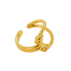 Nahaufnahme von goldenem zweischichtigem Drehring mit Hochglanzfinish und offenem Design
