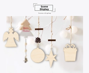 Détail d'ornements de Noël en bois naturel avec pommes de pin et cordes en chanvre rustique
