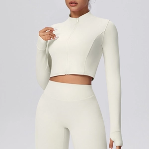 Detail der enganliegenden Yoga-Jacke mit Daumenlöchern und atmungsaktivem Funktionsstoff