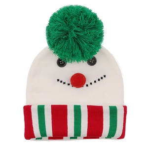 Detail der Schneemann-Strickmütze mit grünem Bommel und roter Plüsch nase für Weihnachten