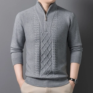 Detailaufnahme grauer Zopfstrickpullover mit Stehkragen und metallischem Reißverschluss