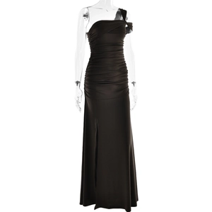 Détail d'une robe de soirée noire asymétrique avec corsage plissé et fente latérale