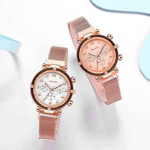 Montre femme tendance en or rose avec bracelet en maille et cadran décoratif chic