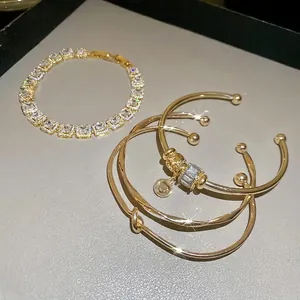 Parure de bijoux dorés avec des bracelets en zircone torsadés et un bracelet tennis