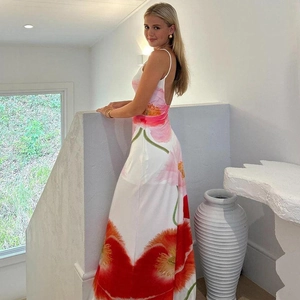 Robe longue dos nu à imprimé floral rouge et rose sur fond blanc élégant