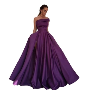 Détail d'une robe de soirée en satin violet à épaules dénudées avec fente haute et traîne