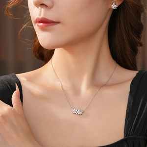 Gros plan d'un ensemble bijoux argenté papillon et fleur avec oxydes de zirconium
