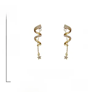 Détail de boucles d'oreilles spirales serpent avec aiguilles en argent S925 et cristaux