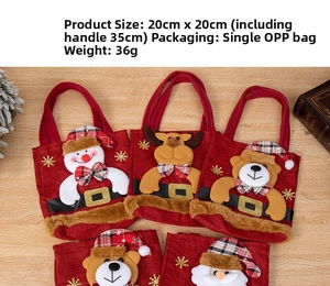 Détail des sacs-cadeaux de Noël en toile avec motifs de bonhomme de neige et de renne