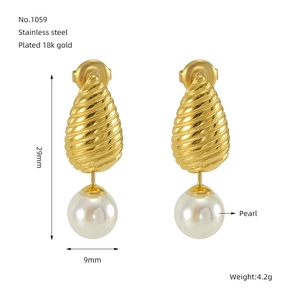 Détail des boucles d'oreilles spirale en acier inoxydable avec perle et mesure de 29mm