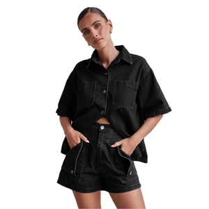 Damen-Set aus schwarzem Denim mit Kurzarmhemd im Cargo-Stil und High-Waist-Shorts