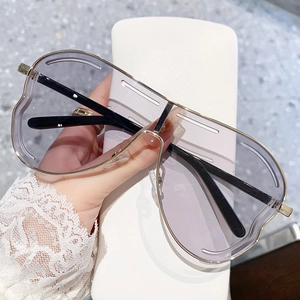Lunettes de soleil cœur surdimensionnées avec monture en métal doré et verres teintés