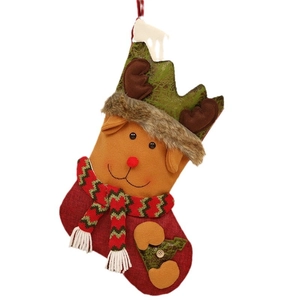 Grande chaussette de Noël avec renne en 3D et écharpe tricotée sur fond blanc