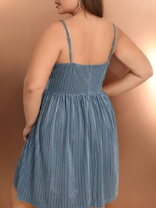 Robe bleue sans manches pour femmes grandes tailles avec col en V et texture ondulée