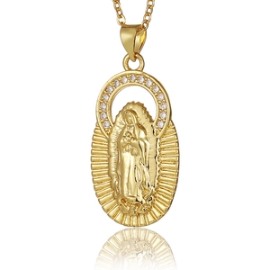 Collier doré avec pendentif Vierge Marie ovale serti de cristaux et reflet poli net