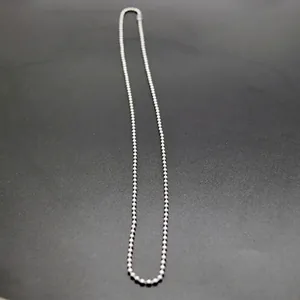 Detalle de cadena de bolas de acero inoxidable 316L de 60cm con cuentas plateadas de 2,4mm