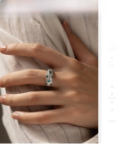 Makroaufnahme von S925 Silberring mit grünen Edelsteinen und Pavé-gefassten Zirkonen