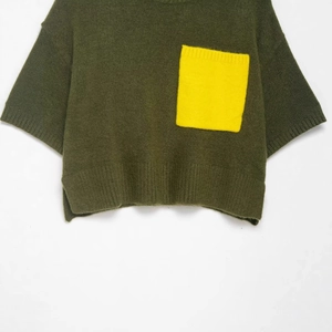 Pull en tricot à manches courtes vert foncé avec poche contrastée jaune vif moderne
