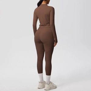 Vue détaillée des coutures arrière et de la coupe ajustée de cet ensemble de yoga marron