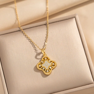 Collana a quadrifoglio in acciaio inossidabile placcato oro 18k con zirconi intarsiati