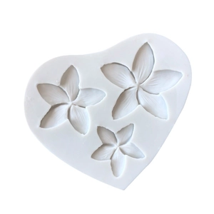 Stampo in silicone bianco con tre cavità a forma di cuore per decorare torte a fiori