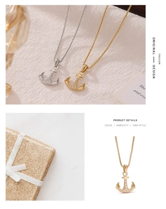 Détail du collier pendentif ancre avec strass scintillants en finition or et argent