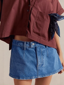 Camicia bordeaux da donna e minigonna in denim blu vintage con dettaglio foulard