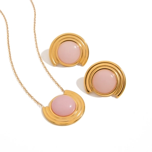 Parure de bijoux élégante en acier titane doré avec collier et boucles d'oreilles rose chat