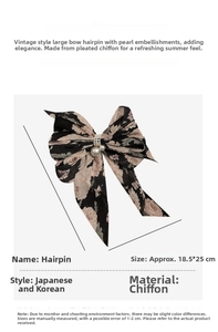 Vue détaillée du nœud papillon en mousseline avec motif floral et perles