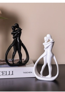Dettaglio di sculture astratte di coppia in ceramica in finitura nera e bianca