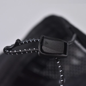 Détail du cordon élastique noir réfléchissant avec boucle réglable pour plein air